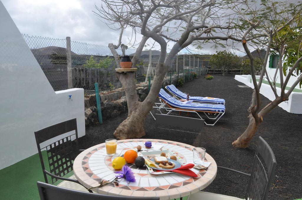 La Casita De Mari Carmen Guest House Mala Bagian luar foto